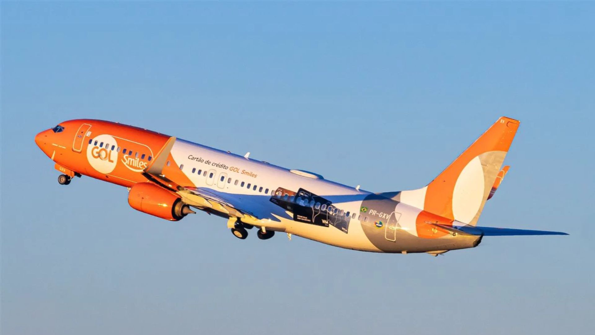 Avião da Gol taxiando em aeroporto com destaque para oferta de passagens promocionais