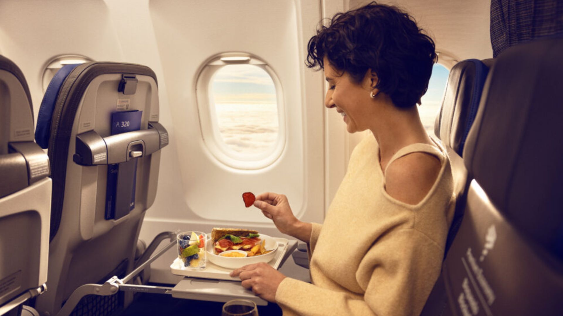 Poltrona da cabine Premium Economy da LATAM em destaque