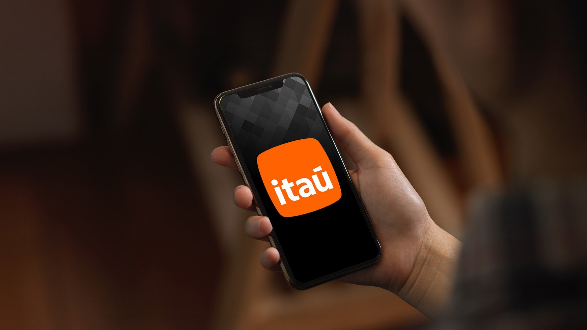 Cliente usando a plataforma de passagens aéreas do Itaú no app