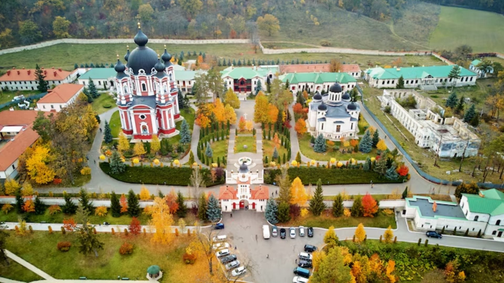 Vista panorâmica de vilarejo na Moldávia com vinhedos ao fundo