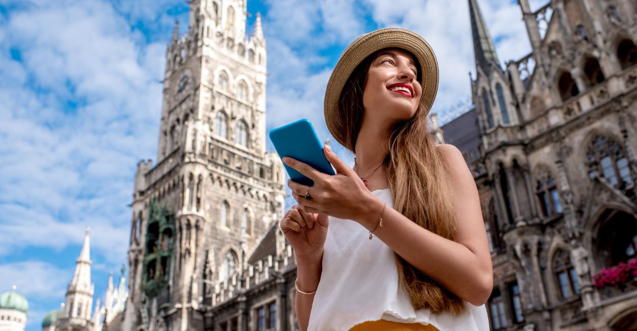 Pessoa planejando férias com ajuda de inteligência artificial no celular