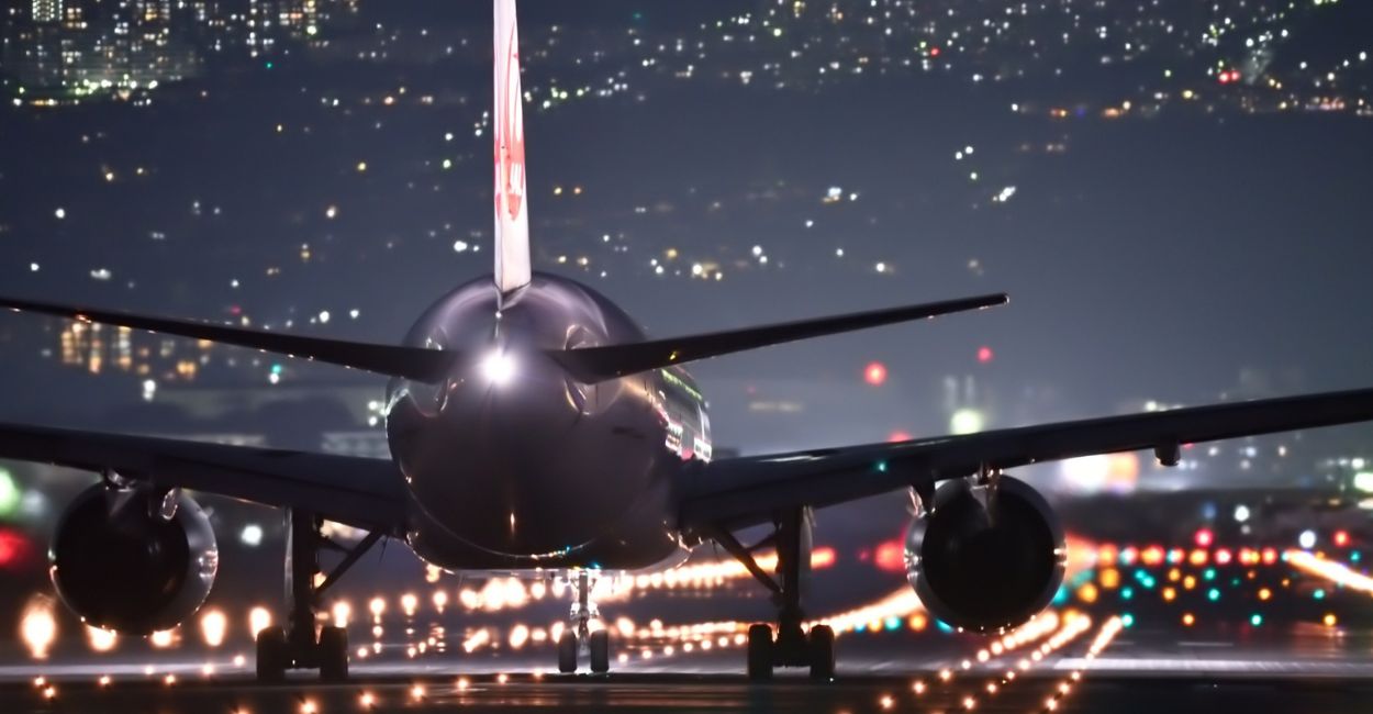 Avião a noite representando passagens aéreas de madrugada